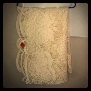 Ivory lace tablecloth, 62”x84”, NWT!
